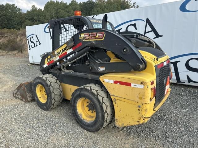 Image of New Holland L223 equipment image 2