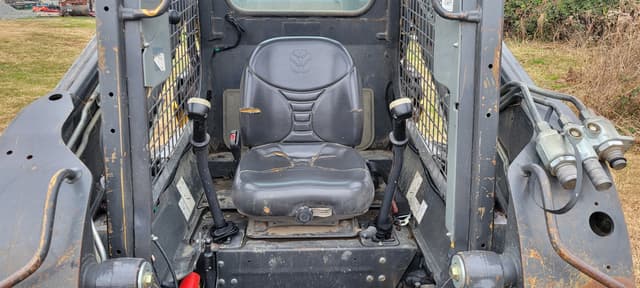 Image of New Holland L225 equipment image 2