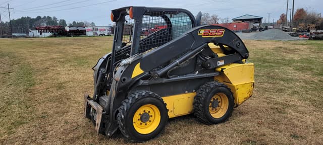 Image of New Holland L225 equipment image 1