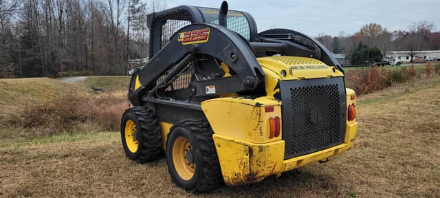 Image of New Holland L225 equipment image 4