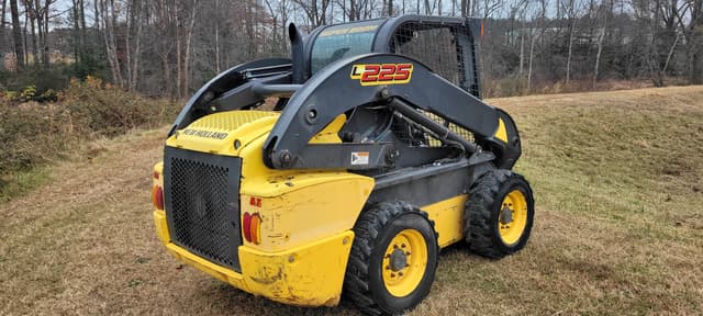 Image of New Holland L225 equipment image 1