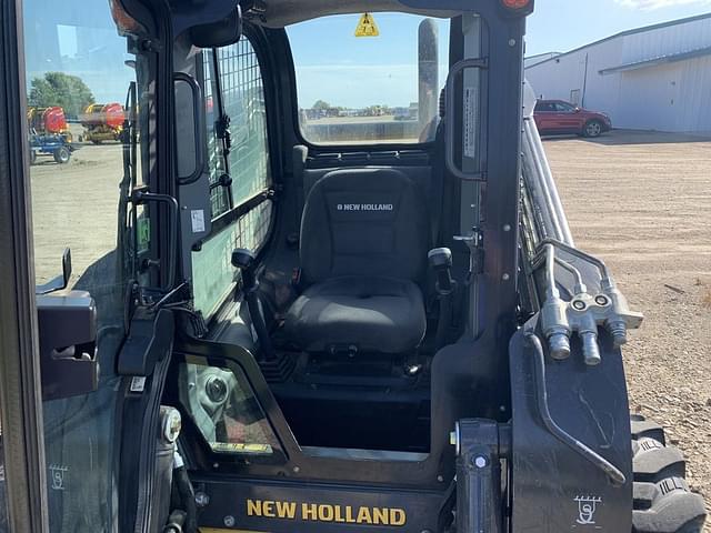 Image of New Holland L225 equipment image 4