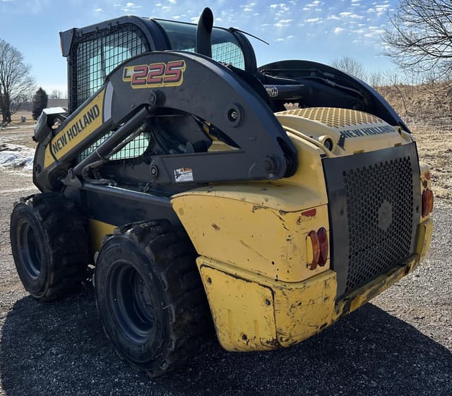 Image of New Holland L225 equipment image 4