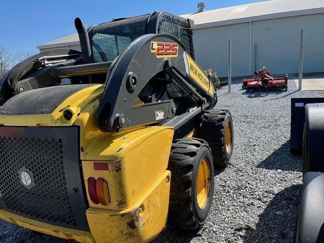 Image of New Holland L225 equipment image 2