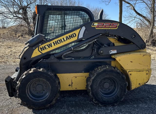 Image of New Holland L225 equipment image 1