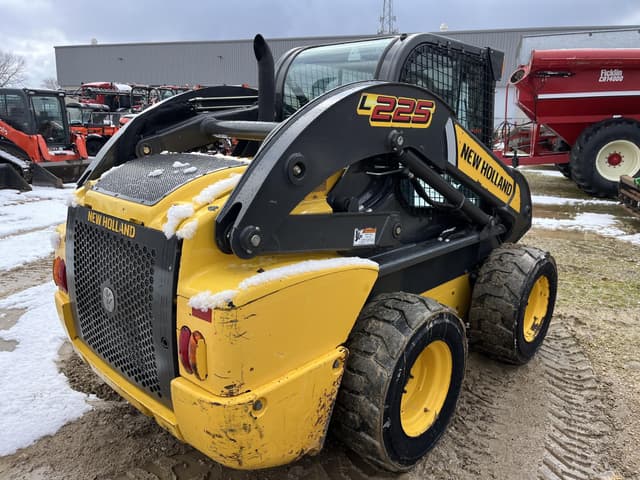 Image of New Holland L225 equipment image 3