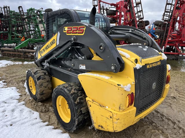 Image of New Holland L225 equipment image 4