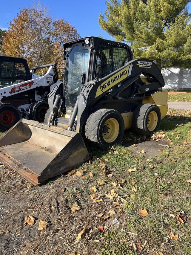 Image of New Holland L225 equipment image 2