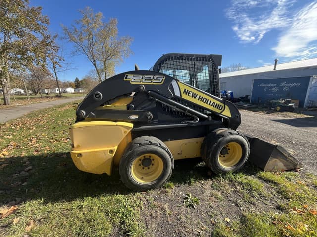 Image of New Holland L225 equipment image 4