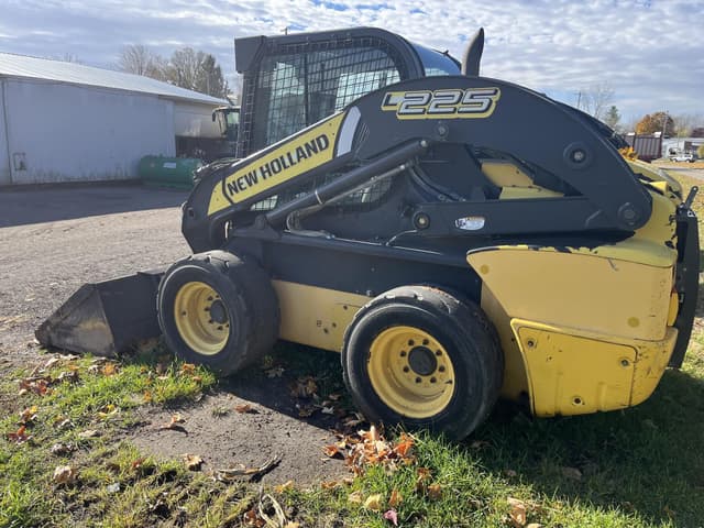 Image of New Holland L225 equipment image 3
