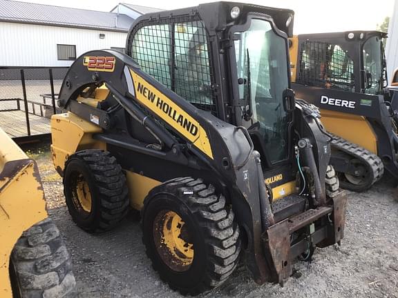 Image of New Holland L225 equipment image 2