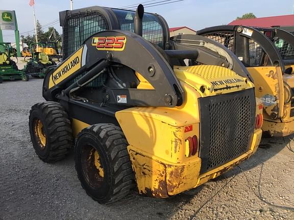 Image of New Holland L225 equipment image 3