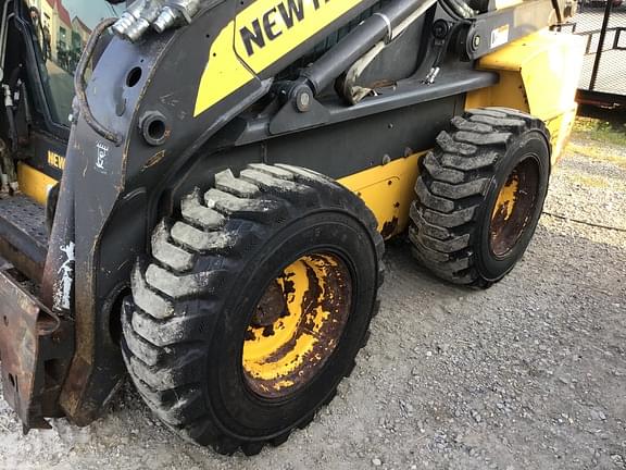 Image of New Holland L225 equipment image 4
