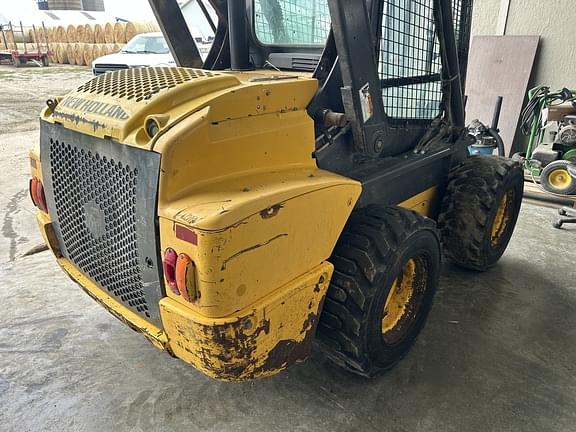 Image of New Holland L225 equipment image 4