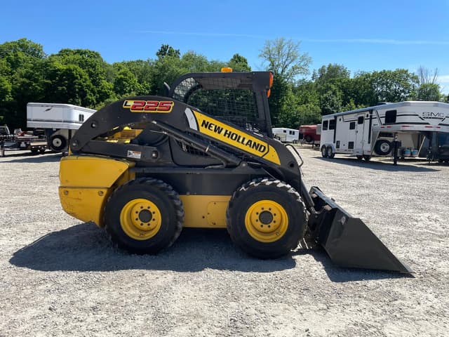 Image of New Holland L225 equipment image 3