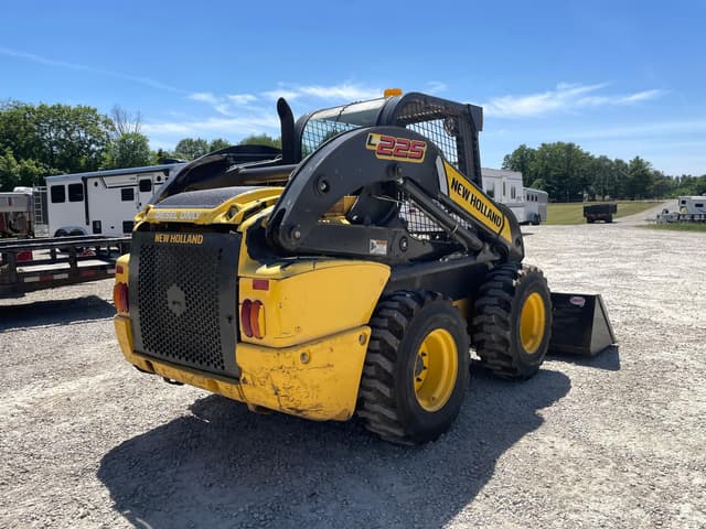 Image of New Holland L225 equipment image 4