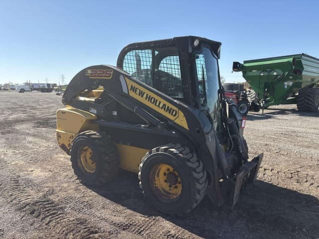 Image of New Holland L225 equipment image 4