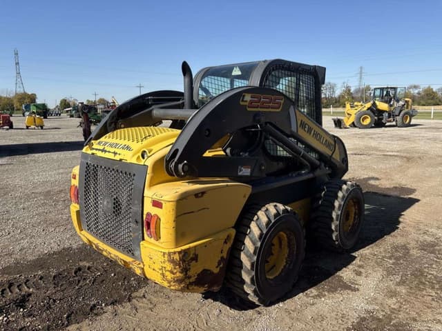 Image of New Holland L225 equipment image 3
