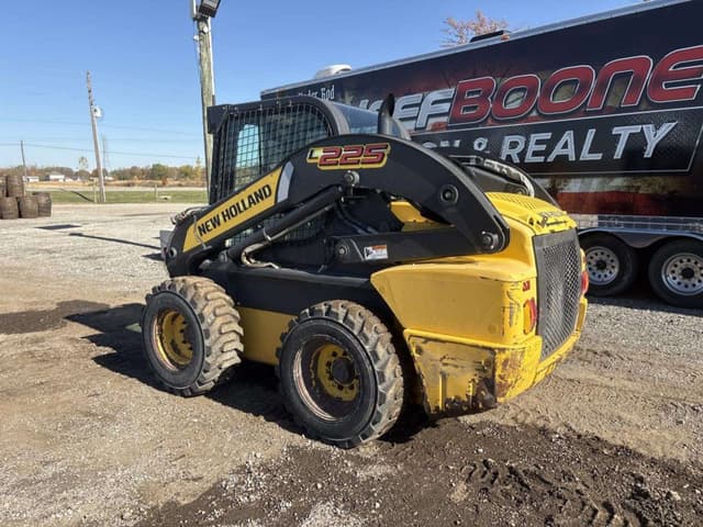 Image of New Holland L225 equipment image 1