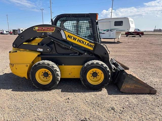 Image of New Holland L225 equipment image 2