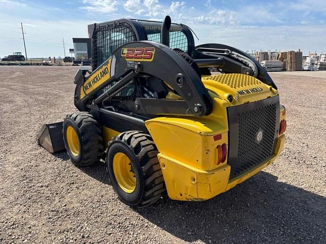 Image of New Holland L225 equipment image 4