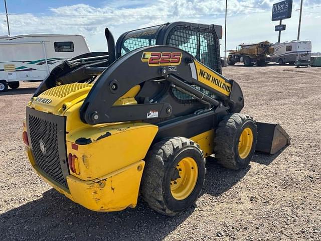 Image of New Holland L225 equipment image 3