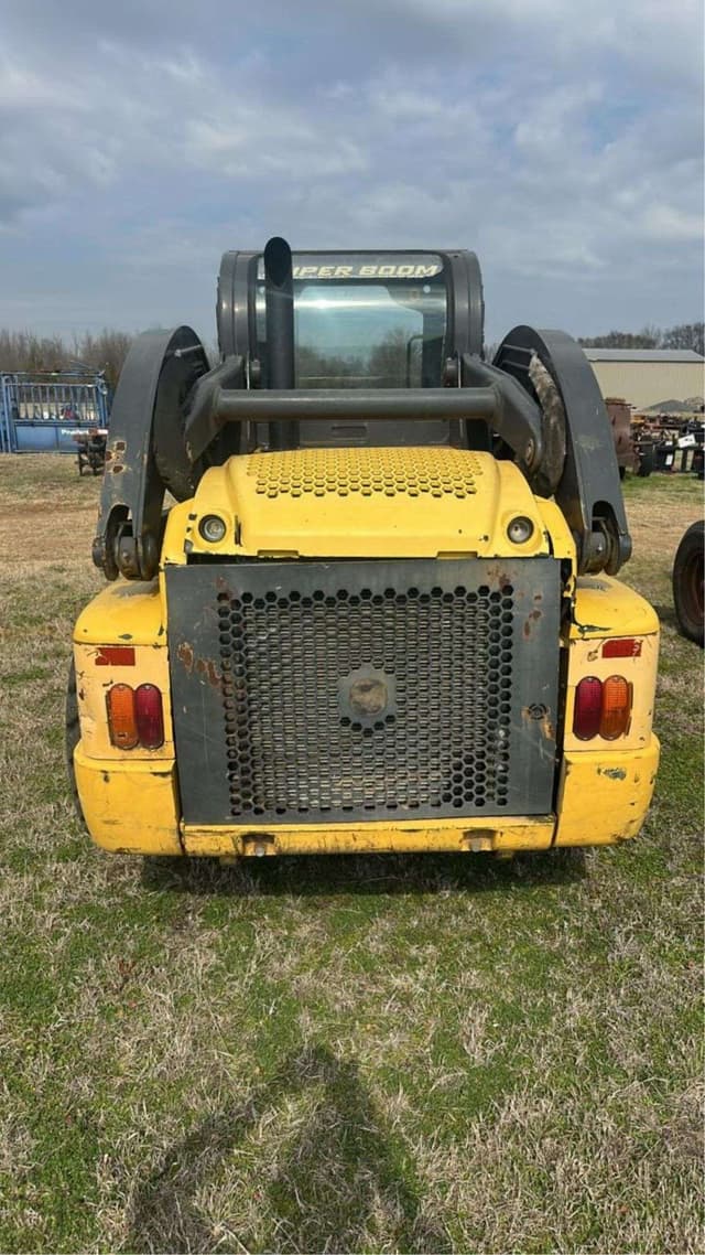 Image of New Holland L225 equipment image 2