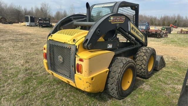 Image of New Holland L225 equipment image 3