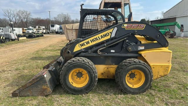 Image of New Holland L225 equipment image 1