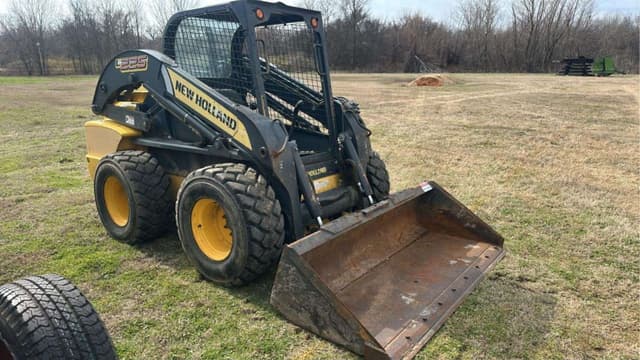 Image of New Holland L225 equipment image 4