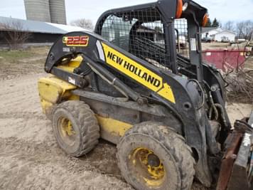 Main image New Holland L225