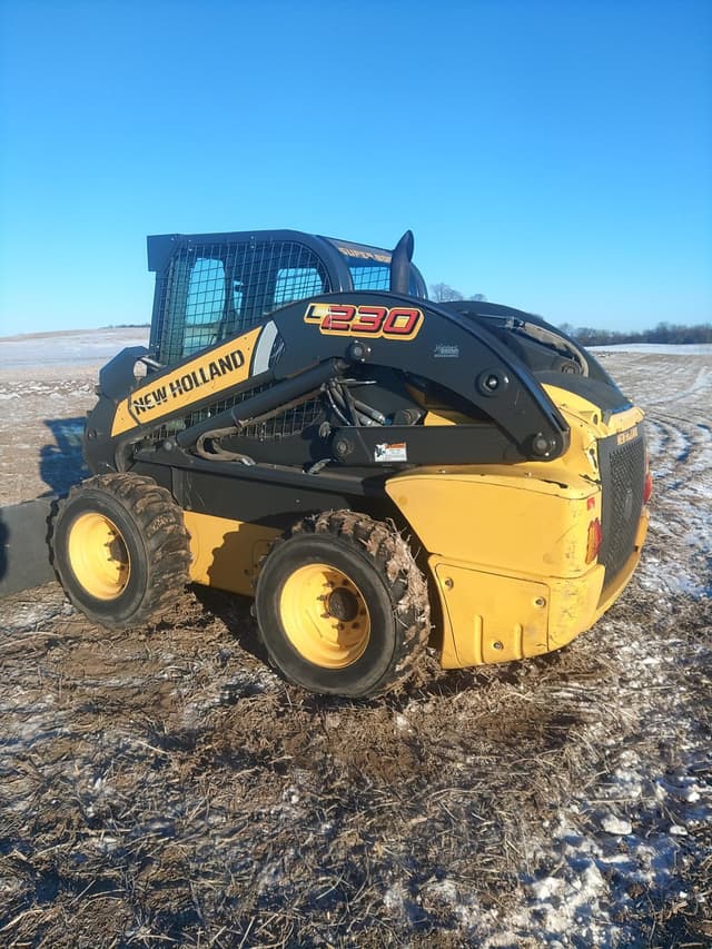 Image of New Holland L230 equipment image 3