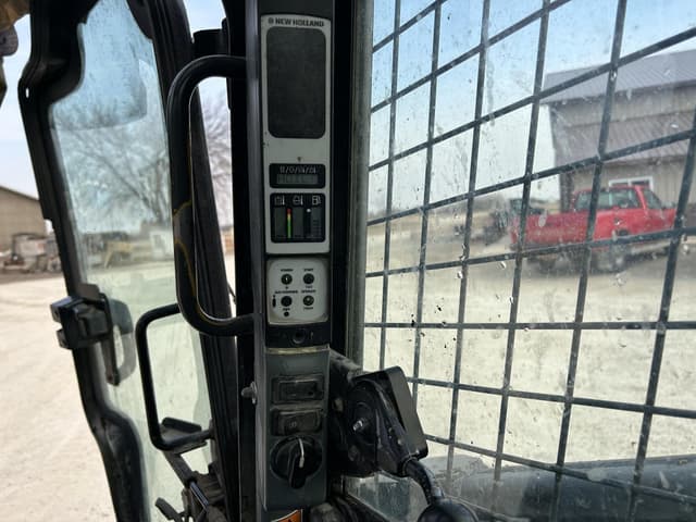 Image of New Holland L230 equipment image 4