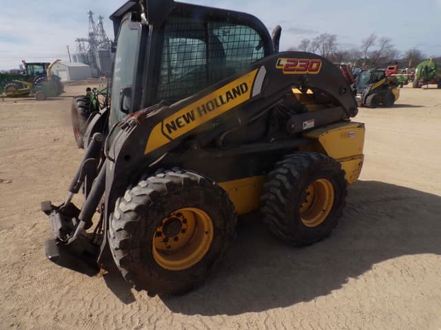 Image of New Holland L230 equipment image 4