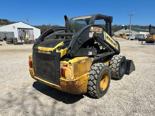 Image of New Holland L230 equipment image 3