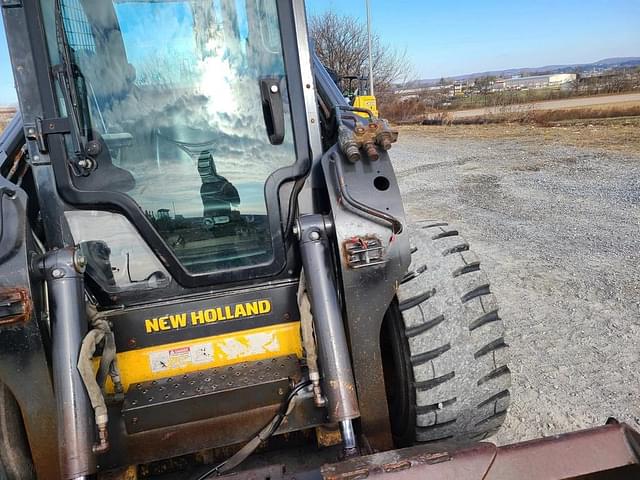 Image of New Holland L230 equipment image 2