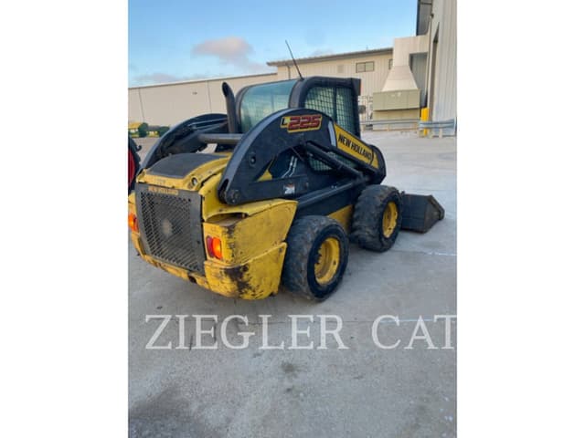 Image of New Holland L225 equipment image 2