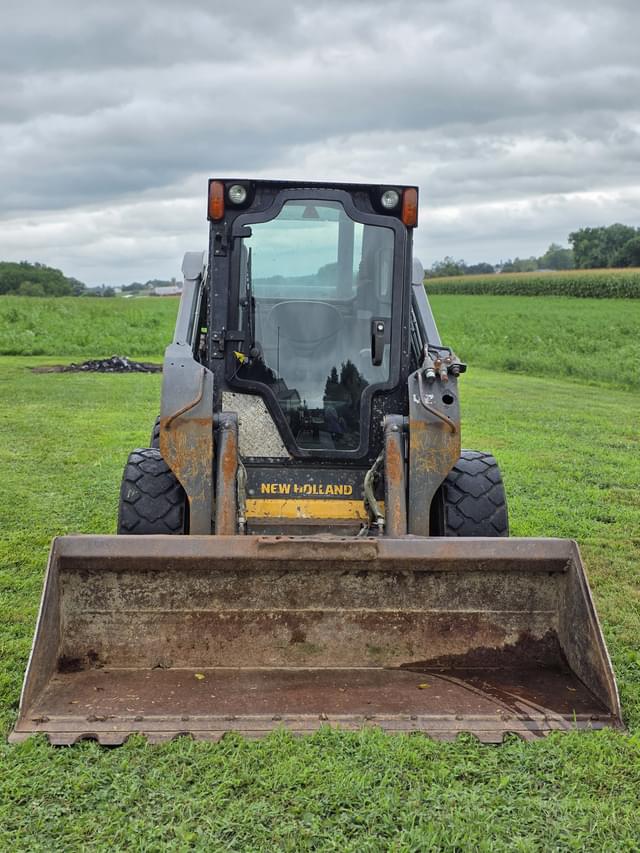 Image of New Holland L225 equipment image 1