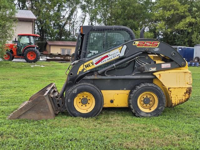 Image of New Holland L225 equipment image 2