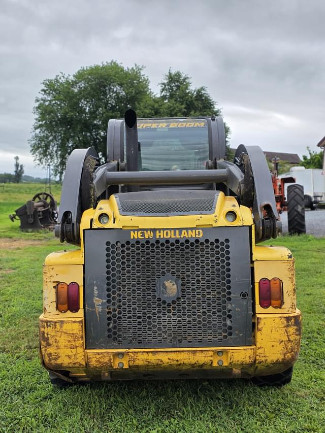 Image of New Holland L225 equipment image 3