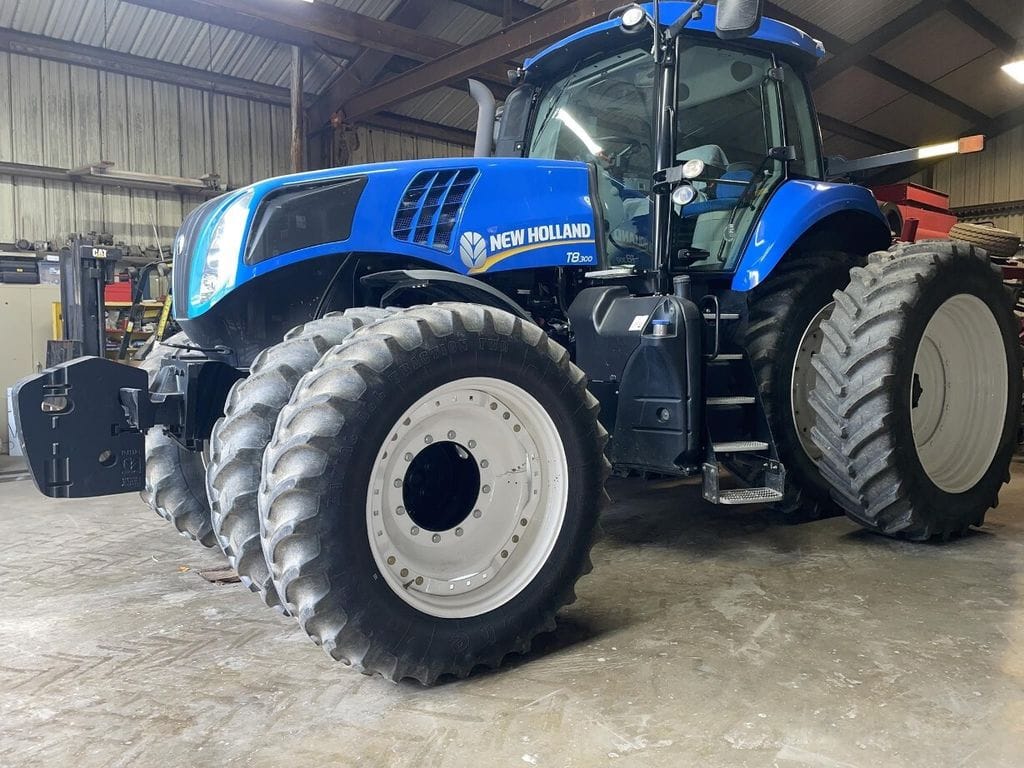 2012 New Holland T8.300 Equipment Image0