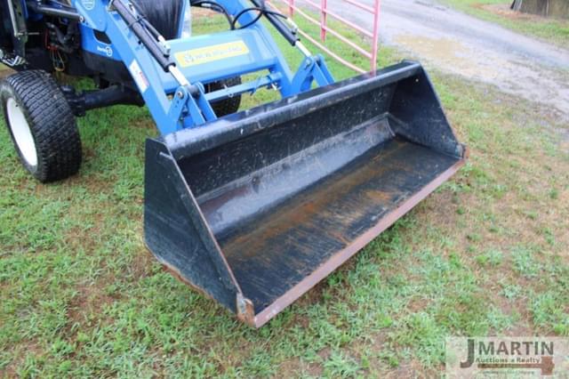 Image of New Holland Boomer 3040 equipment image 4