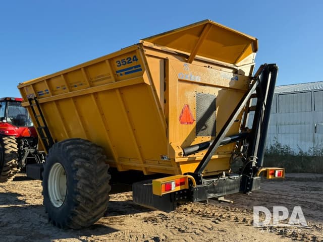 Image of Oxbo 3524 equipment image 3