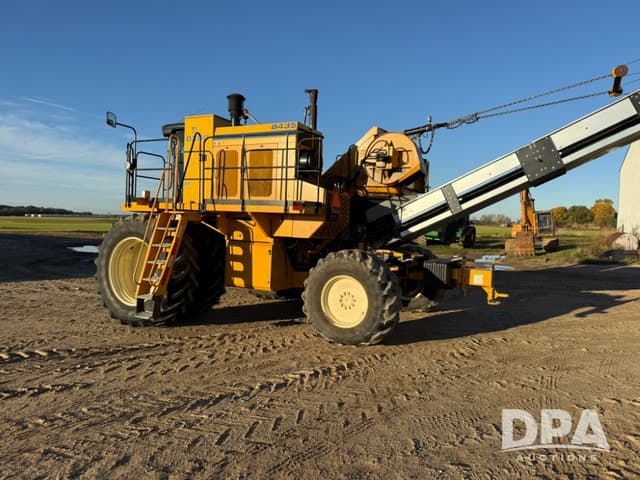 Image of Oxbo 8435 equipment image 4