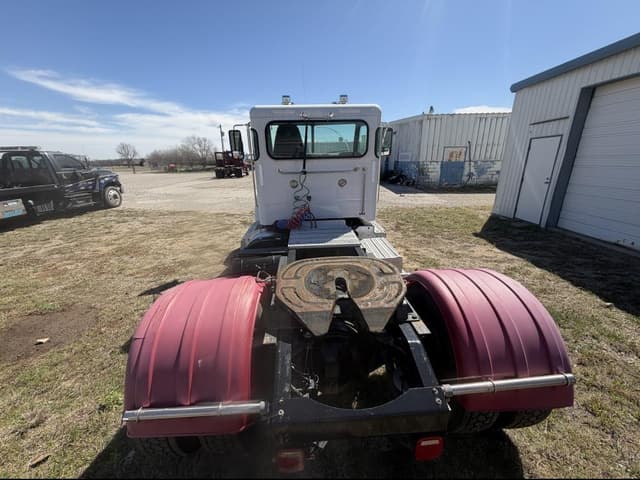 Image of Peterbilt 337 equipment image 4
