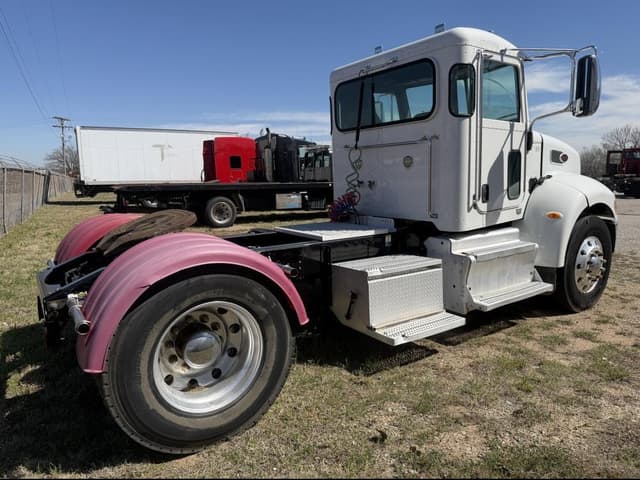 Image of Peterbilt 337 equipment image 1