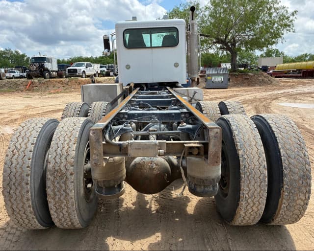 Image of Peterbilt 348 equipment image 4