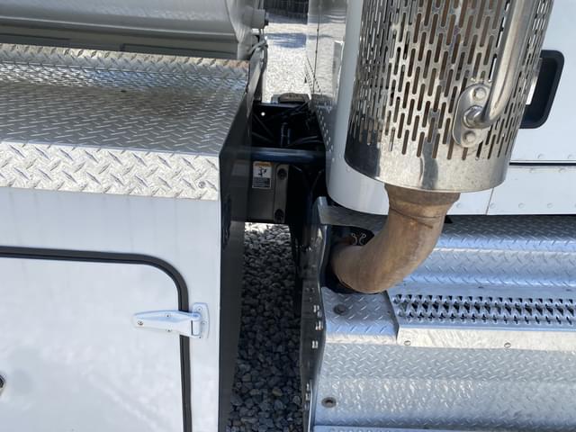 Image of Peterbilt 348 equipment image 4
