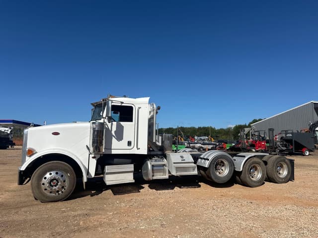 Image of Peterbilt 367 equipment image 1