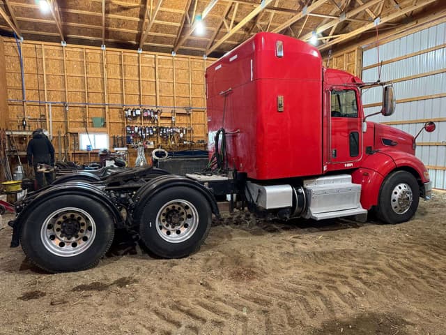 Image of Peterbilt 384 equipment image 4